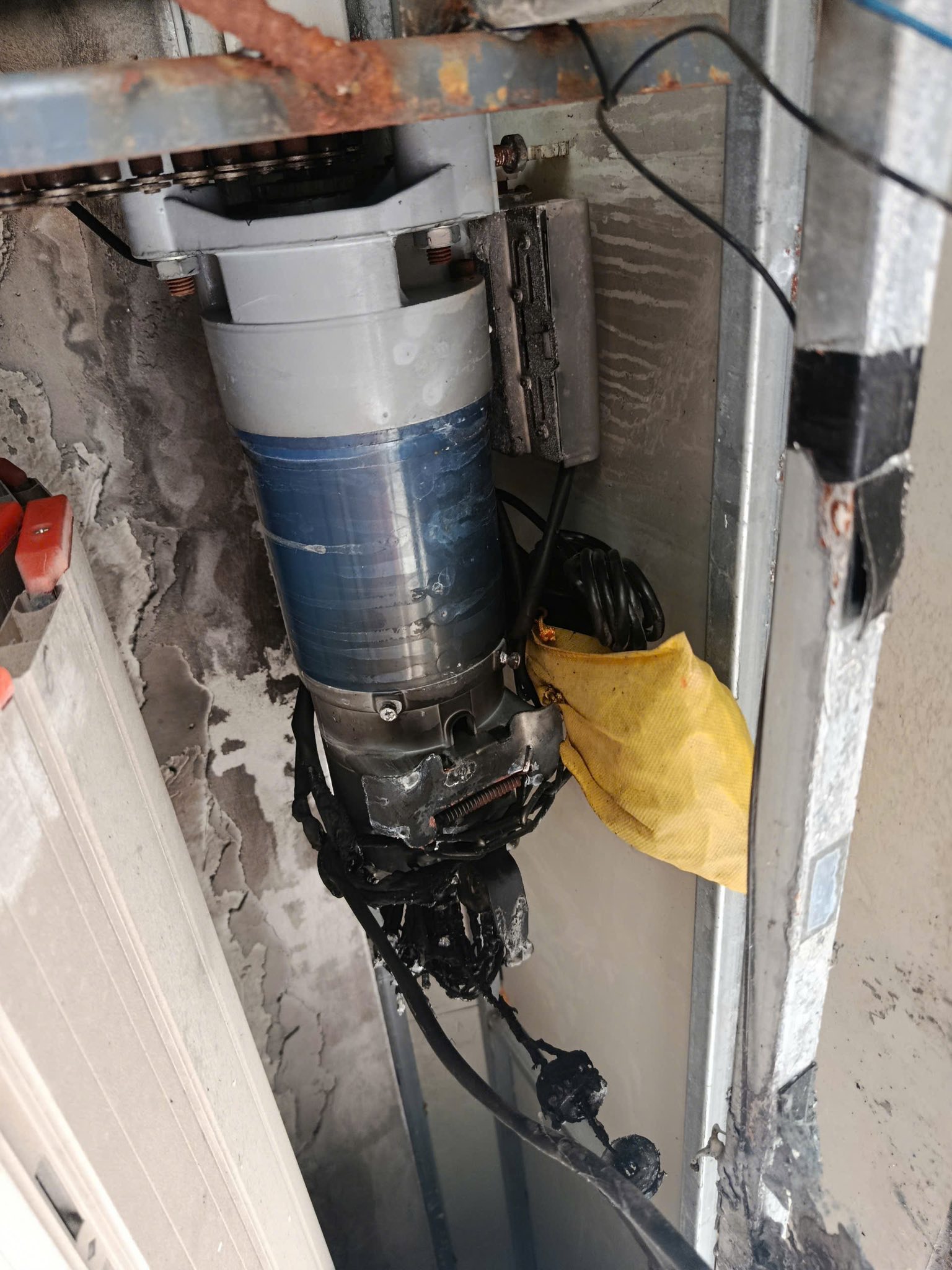 Thay thế cụm phanh từ motor cửa cuốn an toàn